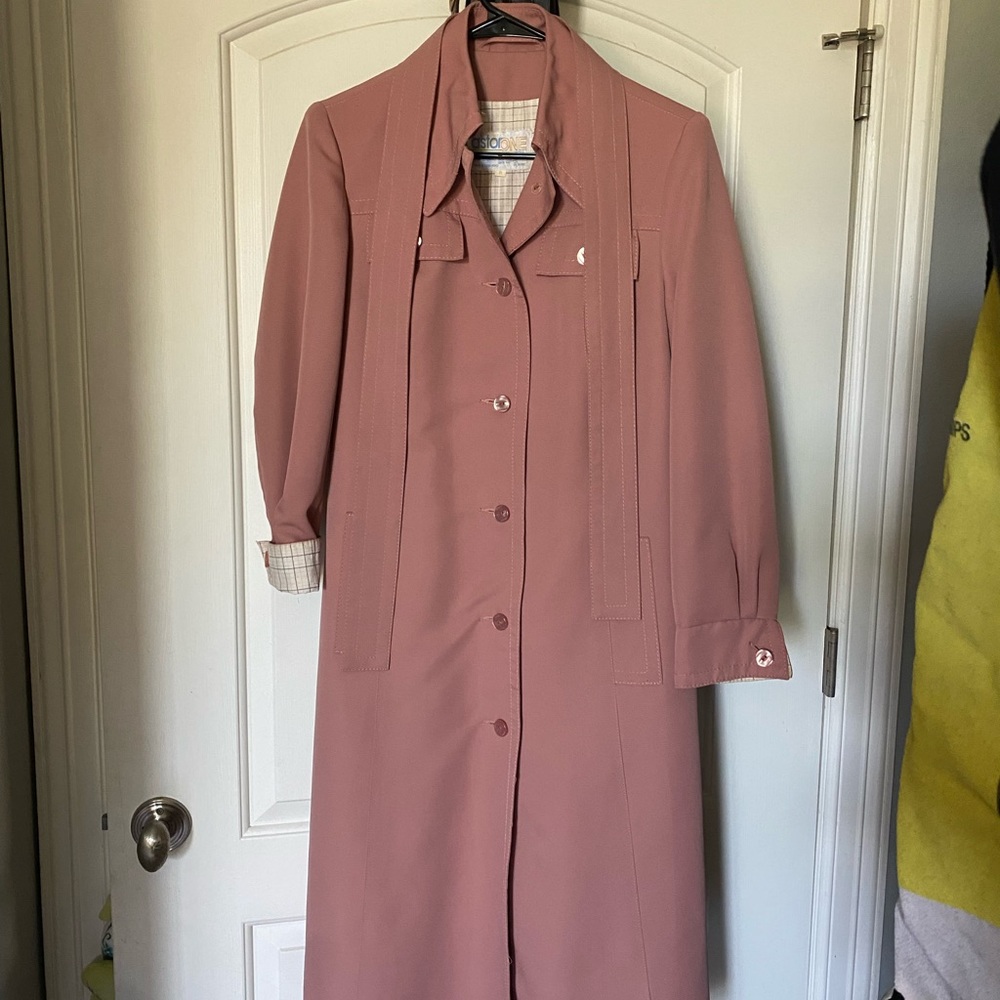 VINTAGE mauve trench coat
